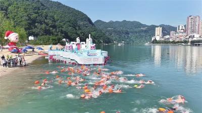 2026湖北清江公开水域游泳邀请赛开赛 800余名游泳健儿清江逐浪