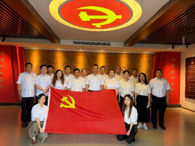 踏寻红色足迹 校准政绩坐标
