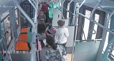 B68路车上一乘客突发急病 公交驾驶员连做六轮心肺复苏救人