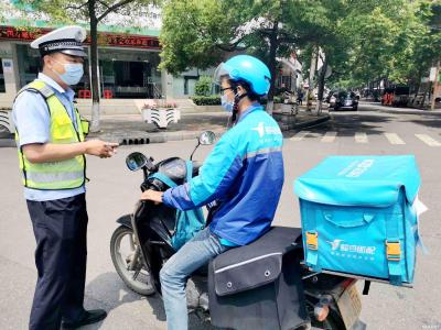 幸“盔”有你！宜都交警呼吁您“戴”上平安出发~