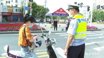 我市交警开展“一盔一带”专项整治