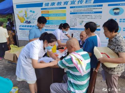 望佛桥村为老年人免费健康体检
