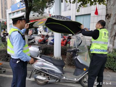 宜都交警：“拆伞行动” 助力文明城市创建