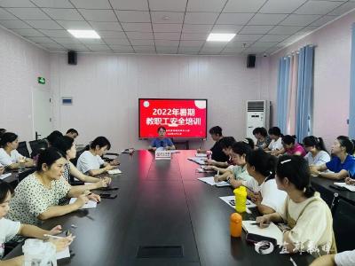 检察官开学前携法护“未”