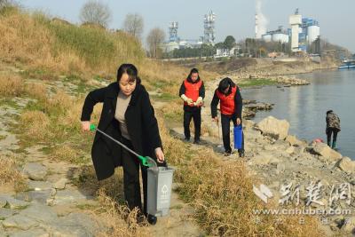 【荆楚网】闲不住的河长李春梅  ​  