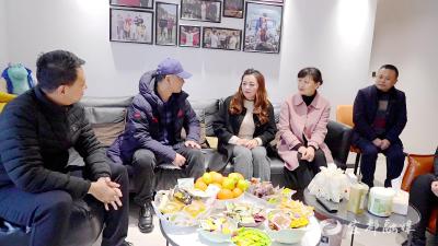 省体育局重竞技中心主任马剑平看望慰问汪周雨家人