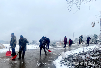 梁山村：男女老少齐上阵 破冰除雪迎新年