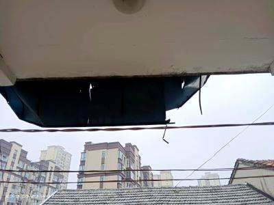 中笔社区：拆除顶楼破损雨棚 守护居民“头顶上的安全”