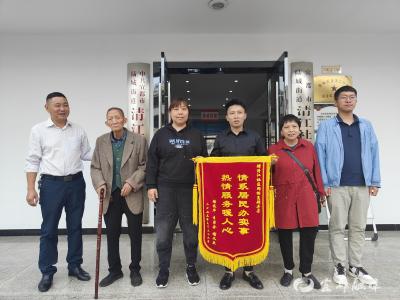 锦旗背后的故事一串串