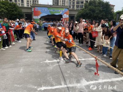 这个小区一天上演运动、美食、演出三场“戏”