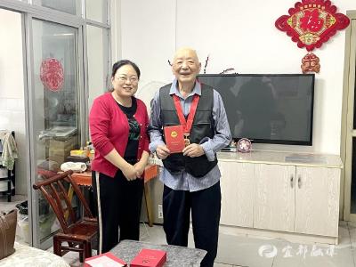 市乡村振兴局为老党员颁发“光荣在党50年”纪念章