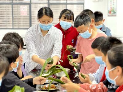 【我们的节日·端午】“这节课，我们来包粽子”