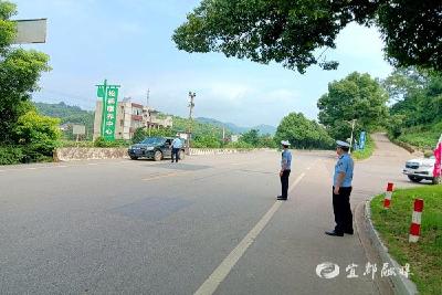 严查交通违法行为 筑牢乡村“平安路”