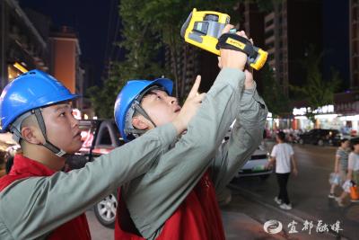 宜都供电：夜间测温巡视护航城市“夜经济”