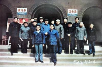 【湖北日报】中国历史文献研究会名誉会长周国林教授回宜捐赠档案