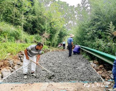 修补“舒心”路 坑洼变坦途