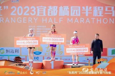 【湖北日报】石首选手王小路夺得宜都半程马拉松女子组冠军