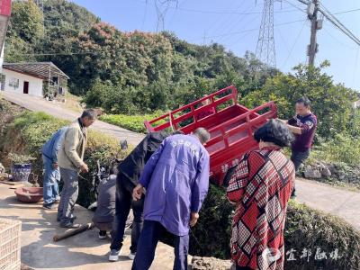 “一、二、三，抬！”这一幕，超暖心……