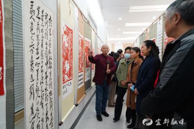 宜都市纪念毛泽东诞辰130周年剪纸书画展开展