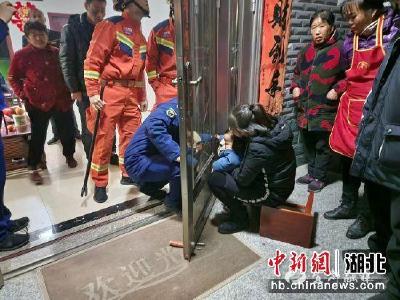 【中国新闻网】宜都：儿童手指被卡门缝 消防员成功施救