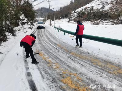 南冲村主干道雪障清理了