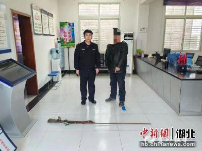 【中国新闻网】宜都男子打扫老屋偶然发现“土铳”