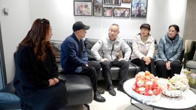 省体育局重竞技中心主任刘勇看望慰问汪周雨家人