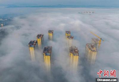 【中国新闻网】湖北宜都城区上空出现平流雾美景