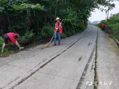 村民齐上阵 自发当起“护路人”