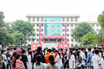 高考开考 宜都1666名考生以笔为剑 考场逐梦