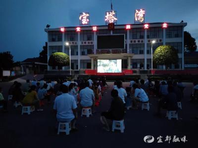 露天“电影院” 照亮乡村文化夜空