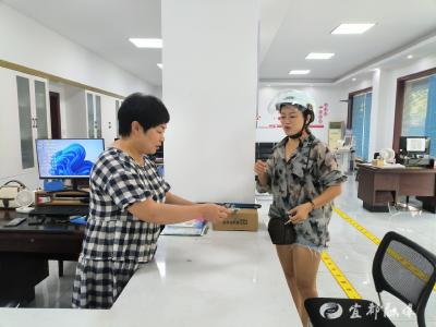 焦急万分的曹女士，开心地笑了……