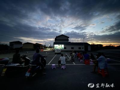 乡村夜晚奏响移风易俗与露天电影的“双重奏”