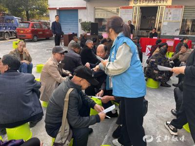 现场“零距离” 普法入民心