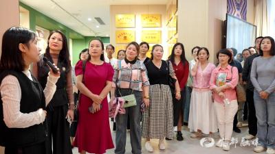 我市赴长阳开展“手拉手一家亲”文化交流活动