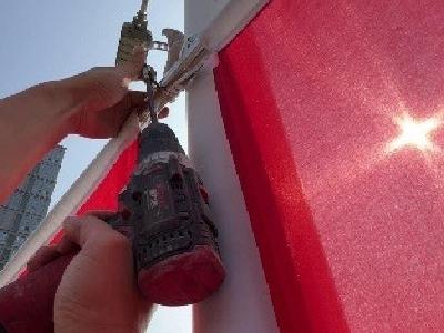 热心市民整理扶正国旗获点赞