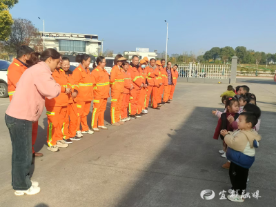 致敬“城市美容师”，萌娃的“花”式感恩太暖心！