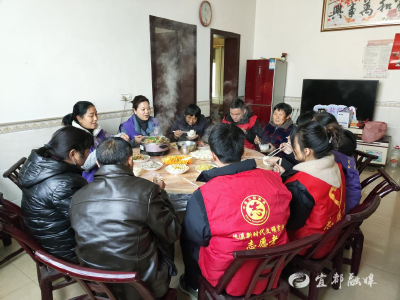 独居老人的幸福餐，“燃”起家的温暖