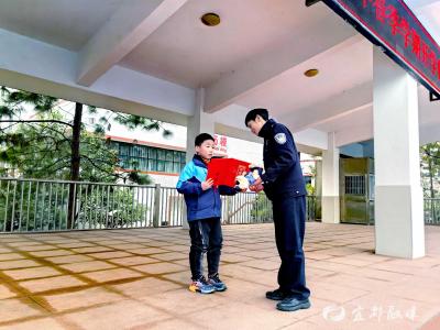 开学“第一课”，宜都这名小学生被警察叔叔点名表扬！