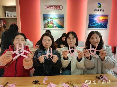 当妇女节遇上非遗剪纸！锦江社区姐妹巧手生“花”
