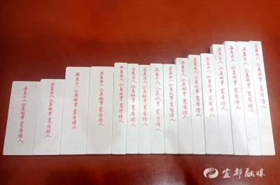 八旬老党员赠“宝”，十二字箴言传情