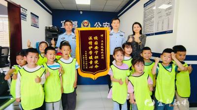 宜昌宜都：萌娃组团“突袭”派出所！这波互动太好嗑~