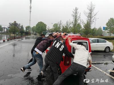 雨中，三轮车侧翻……