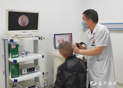 在耳内镜下修补：65岁老人摆脱“耳脓”困扰！