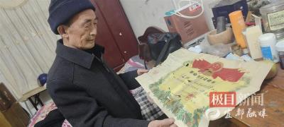 极目锐评|73岁湖北老人与22岁烈士父亲清明“重逢”，那曲英雄赞歌永远在心中高唱