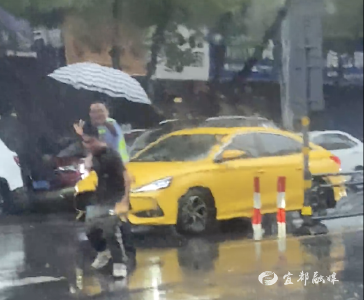 双向奔赴有多暖？宜都暴雨中这把伞给出答案