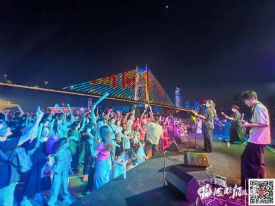 昨晚，1.5万人在武汉江面玩嗨了！