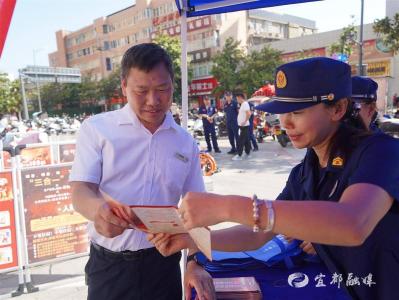 【湖北日报】宜都消防将“模拟烟室”摆上街道，现场传授安全知识