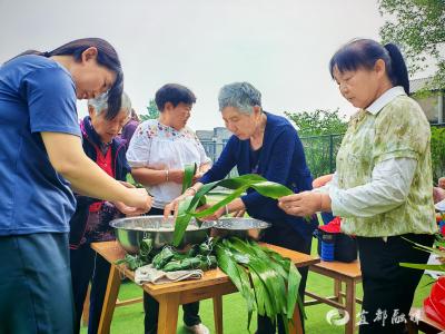 【网络中国节·端午】粽香四溢邻里情 自治小区迎端午