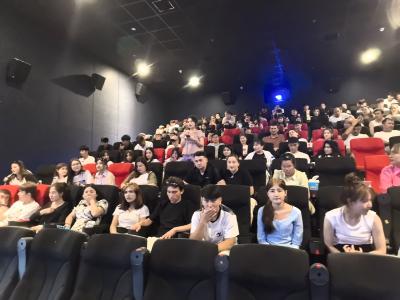 宜都百余名少数民族青年观影话团结